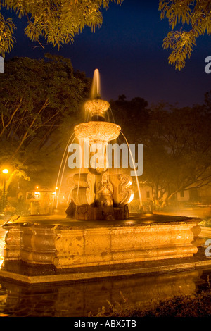 Schöne Nacht Bild des Brunnens und Farbe im Parque Central Plaza in touristischen Dorf von Antigua Guatemala Stockfoto