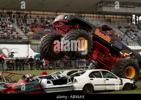 Monster, LKW, Zerkleinern, Autos, Bigfoot, Suv, 4, 4, 4 X 4 Allrad Antrieb, große, Räder, Reifen, Reifen, Show, Publikum, Liabi Stockfoto