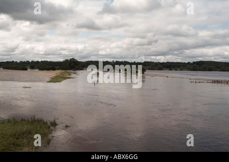 Flut, Wasser, in der Nähe, John, Schmiede, Brauerei, in Tadcaster, Nord, Yorkshire, Starkregen, Juli 2007, Überschwemmungen, planen, überflutet, ri Stockfoto