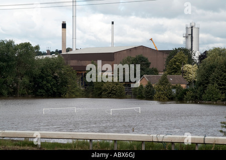 Flut, Wasser, in der Nähe, John, Schmiede, Brauerei, in Tadcaster, Nord, Yorkshire, Starkregen, Juli 2007, Überschwemmungen, planen, überflutet, ri Stockfoto