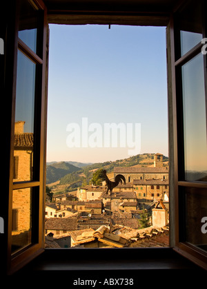 Blick von der Dachterrasse aus innen Blick aus dem umbrischen Hilltown Montone Italiens durch offene Fenster gerahmt Stockfoto