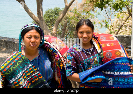 Zwei Frauen-Porträt im bunten Kleid in Panajachel am abgelegenen See Atitlan in Guatemala Stockfoto
