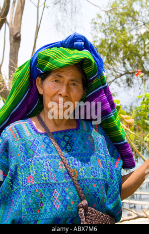 Wunderbare bunte Porträt der älteren Frau im bunten Kleid in Panajachel am abgelegenen See Atitlan in Guatemala Stockfoto