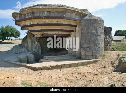 2. Weltkrieg Bunker - deutsche Artillerie Gewehr Plätz Bunker am Pointe Du Hoc, Normandie, Frankreich Stockfoto