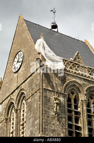 Modell von John Steele Fallschirmjäger USA 82nd Airborne hängen vom Kirchturm in St. Mere Eglise Normandie Frankreich Stockfoto