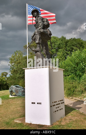 WW2 Iron Mike Denkmal für uns Luft zwingt die befreit St. Mere Eglise, Normandie, Frankreich bei La Fiere Stockfoto