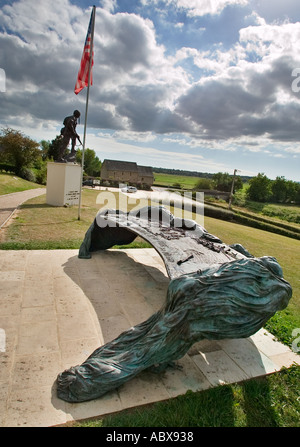 Bronze-Orientierung-Tabelle, die die Schlacht um die Normandie am Iron Mike Denkmal La Fiere St. Mere Eglise zeigt Stockfoto