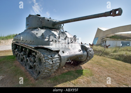 US Sherman Panzer vor dem D-Day Museum Utah Beach, Normandie, Frankreich Stockfoto