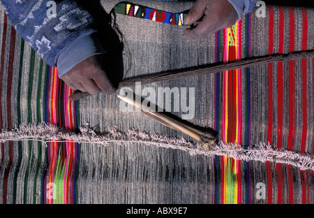 Peruanische Weber an ihrem Webstuhl in den Colca Tal Großaufnahme des Webens auf dem Weg von Arequipa nach Chivay Peru S Amerika Stockfoto