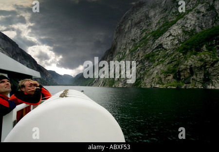 Reisende, die in Ehrfurcht auf Landschaft Lysefjord-Norwegen Stockfoto
