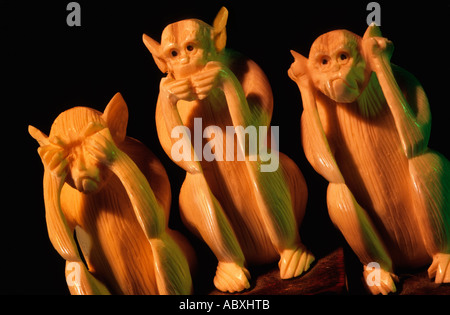 Hear No Evil nicht böse gesehen keine bösen schwarzen Hintergrund sprechen Stockfoto