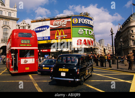 Großbritannien Vereinigtes Königreich London Piccadilly Circus Doppeldeckerbus Und ein schwarzes Taxi an der Kreuzung Stockfoto