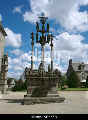 Gemeißelte Steinmetzerei Calvaire (Kalvarienberg) in der Pfarranlage in St Thégonnec, in der Nähe von Landivisiau, Bretagne (Bretagne), Frankreich. Stockfoto