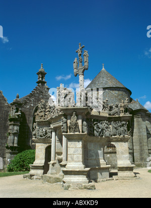 Calvaire (Kalvarienberg) in der Anlage in Guimiliau, in der Nähe von Landivisiau, Bretagne (Bretagne), Frankreich. Stockfoto