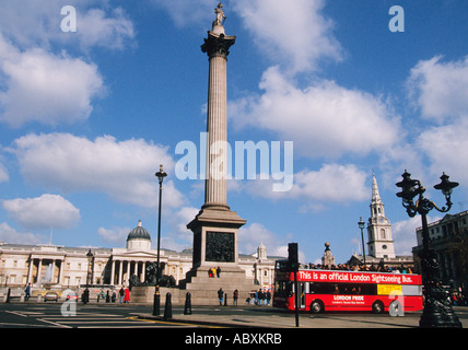 London West End roter Doppeldecker-Sightseeing-Bus am Trafalgar Square und das British Museum und die St. Martins Kirche im Hintergrund. Stockfoto