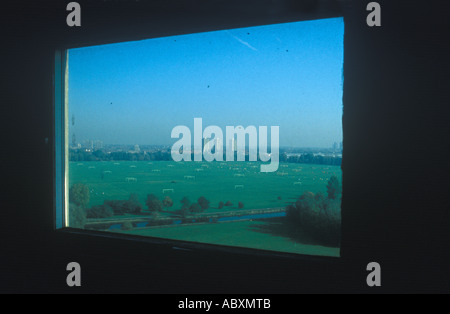 Eine Reihe von Fußball Stellplätze auf Hackney Sümpfen gesehen durch das Fliegen bedeckten Fenster eines stillgelegten Hochhauses. Stockfoto