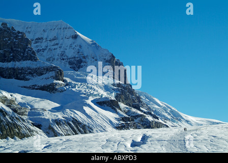 Zwei Wanderer auf dem Athabasca-Gletscher und dem Columbia Icefield Jasper Nationalpark Alberta Kanada Nordamerika Stockfoto