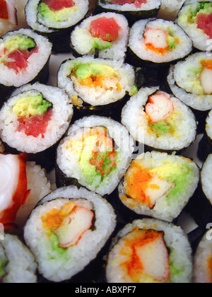 Auswahl an japanischen Sushi Roll Vorspeisen einschließlich California Rolls Futomaki Tekka Maki und Thunfisch Brötchen Stockfoto