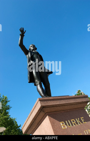 Statue von Edmund Burke Politiker Philosoph Polemiker und MP für Bristol aus dem Jahre 1774 bis 1780 in Bristol Centre England Stockfoto