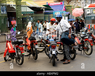 Port Louis Mauritius Motorräder und Roller am Eingang zum Markt Stockfoto