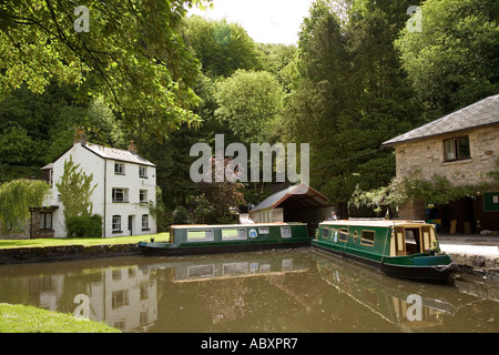 Kanalboote Llanfoist Wharf im Bereich Welterbe Blaenavon Brecon und Monmouthshire Canal Abergavenny Wales UK Stockfoto