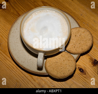 Kaffee trinken in Tasse mit Verdauungs-Kekse auf Holztisch Stockfoto
