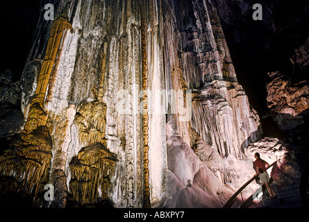 Weibliche Touristen vor riesigen Schmelzstein Spalte Bildung in Cueva de Nerja Malaga Spanien Stockfoto