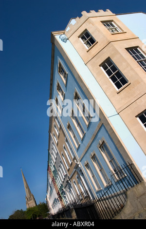 Farbenfrohen Gebäuden auf Redcliffe Parade West mit dem Turm der St. Mary Redcliffe in Bristol, England Stockfoto