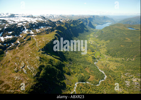 Luftaufnahme über ein Tal, die Berge und den Fjord in Norwegen. Stockfoto