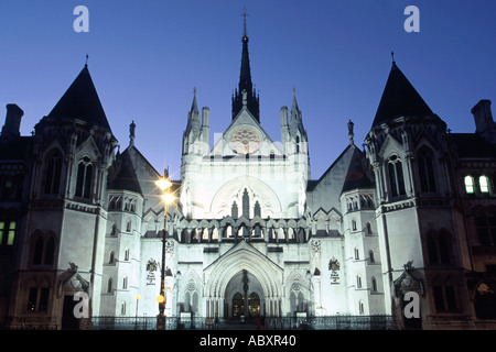 Die Royal Courts of Justice in London in der Abenddämmerung. Stockfoto