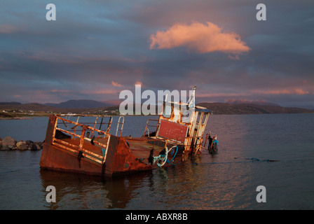 Rusty zerstörten Boot am Loch Ewe Ormiscaig Aultbea in der Nähe von Gairloch Wester Ross Schottland Großbritannien GB EU Europa Stockfoto