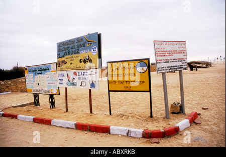 Arabisch und Englisch zweisprachige Schilder am Rand der Sahara Wüste Douz Tunesien Stockfoto