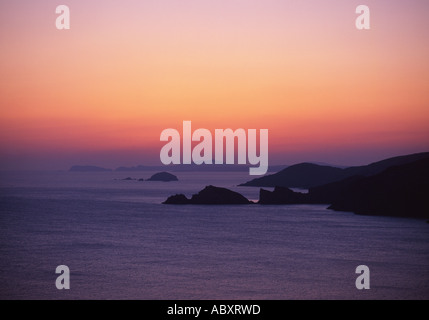 Sonnenuntergang von Newgale Blick auf Ramsey Insel Ynys Dewi Pembrokeshire Coast National Park West Wales UK Stockfoto