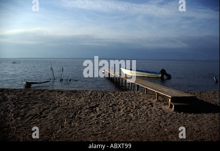 Boot vor Anker am Rande der See Enriquillo im Südwesten der Dominikanischen Republik Stockfoto