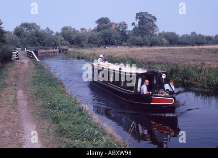 Narrowboat auf dem Trent und Mersey Kanal bei Wychnor, Staffordshire, England Stockfoto