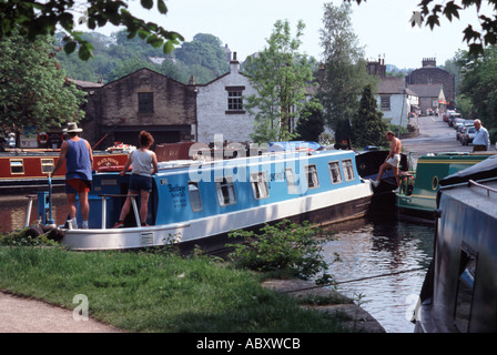 Narrowboat drehen am Kanal-Becken, Peak Forest Canal, Whaley Bridge, Derbyshire, England Stockfoto