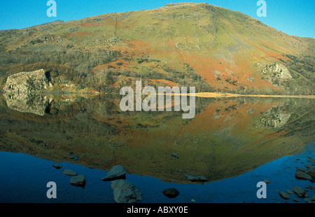 Noch in der Nähe Reflexionen in Llyn Gwynant, North Wales, der A498 Straße Stockfoto