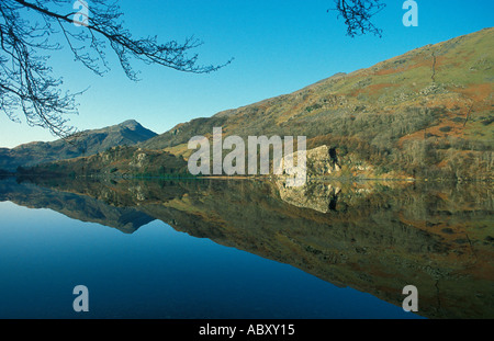 Reflexionen in Llyn Gwynant, Gwynedd, Nordwales an einem klaren Wintertag Stockfoto