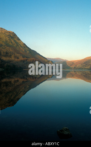 Reflexionen in Llyn Gwynant während Winter, Snowdonia National Park, North Wales Stockfoto