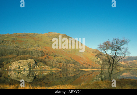 Reflexionen in Llyn Gwynant an einem Wintertag, Snowdonia National Park, North Wales, Vereinigtes Königreich Stockfoto