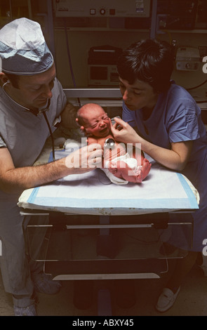 Arzt und Krankenschwester untersuchen neugeborenes baby Stockfoto