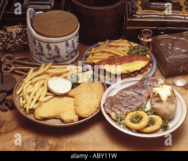 Brunch Mittagessen blaue Platte Specials Sirloin-Steak Kartoffel Pommes-frites Zwiebel Ring Omlette gebacken gebraten Fisch Filet Tartar sauce Stockfoto