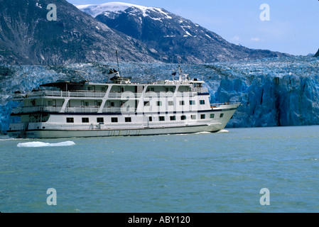 Kreuzfahrtschiff West Spirit of Discovery am Dawes Gletscher in Endicott Arm Fjord Alaska AK Stockfoto