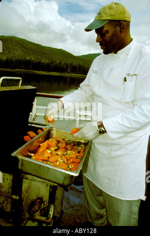 Koch am grill Cruise West Schiff Geist Entdeckung AK Alaska Stockfoto