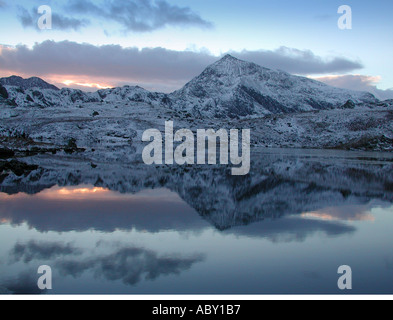 Krippe Goch in Llyn Cwmffynnon im Winter, North Wales, UK wider Stockfoto