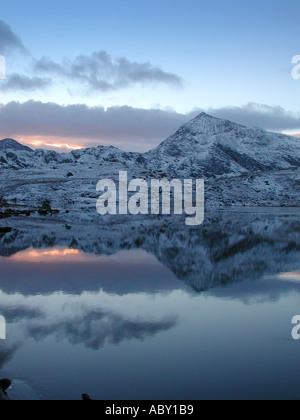 Krippe Goch in Llyn Cwmffynnon im Winter, North Wales, UK wider Stockfoto