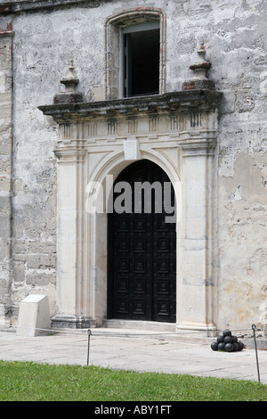 Große Tür im Innenhof der Festung Castillo de San Marcos in Saint Augustine Florida USA Coquina Wände Stockfoto