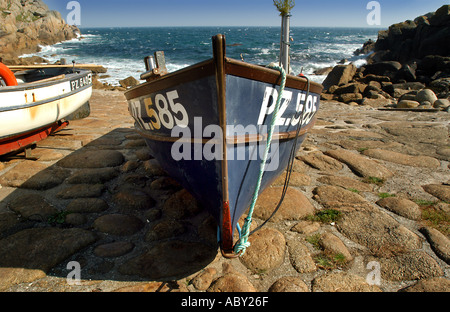 Angelboote/Fischerboote auf Helling, Penberth Cove, Cornwall, England Stockfoto