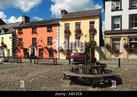 Llandovery alten Marktplatz mit Farbe gewaschen Gebäude Stockfoto