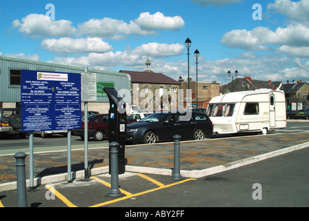 Llandovery öffentlicher Parkplatz mit Kassenautomaten und geparkten Auto abschleppen Wohnwagen Stockfoto